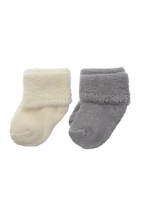 Socken in ecru und grau.