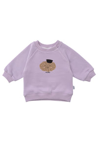 Sweatshirt in der Farbe flieder mit niedlichem Franzbrötchen Aufdruck in der Mitte und dem Wording "Moin".