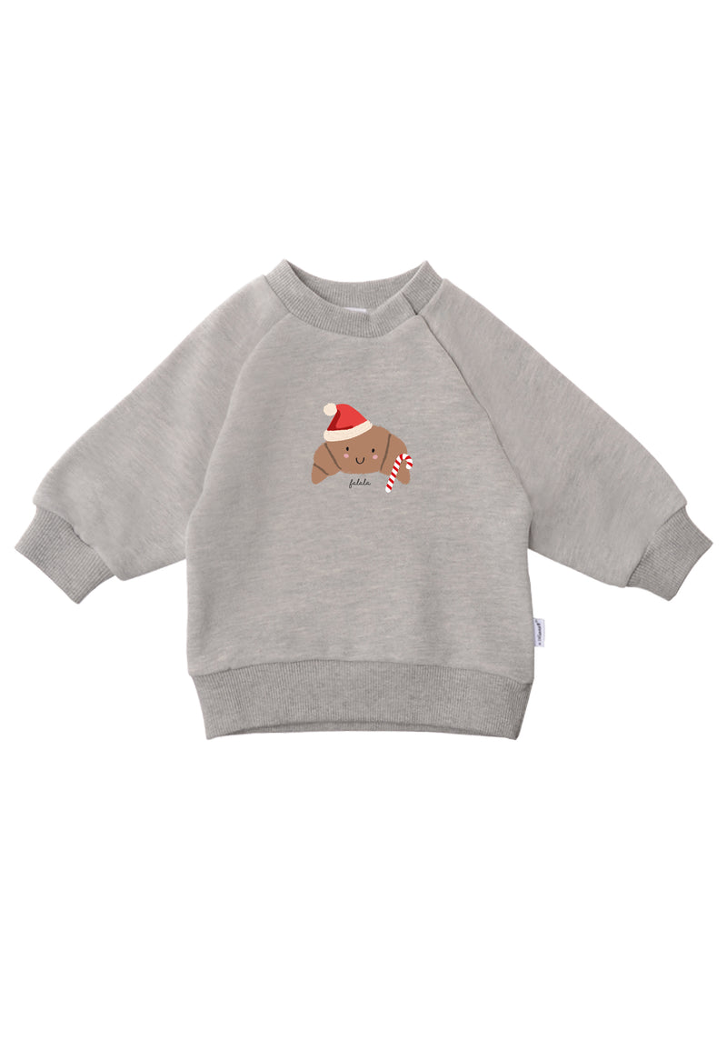 Weihnachtliches Sweatshirt in grau melange mit kleinem Croissant mit einer Weihnachtsmütze und Zuckerstange und dem Wording falala.