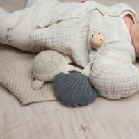 Wunderschönes Baby Accessoire. Tily the Turtle von Baby Bello.
