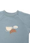 Ein kleines Croissant mit Wording Bonjour und einer Kaffee Tasse zieren das blaue Sweatshirt mit Raglanärmeln.