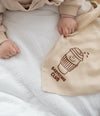 Premium-Musselintuch in beige, groß mit Print "Babyccino Club"