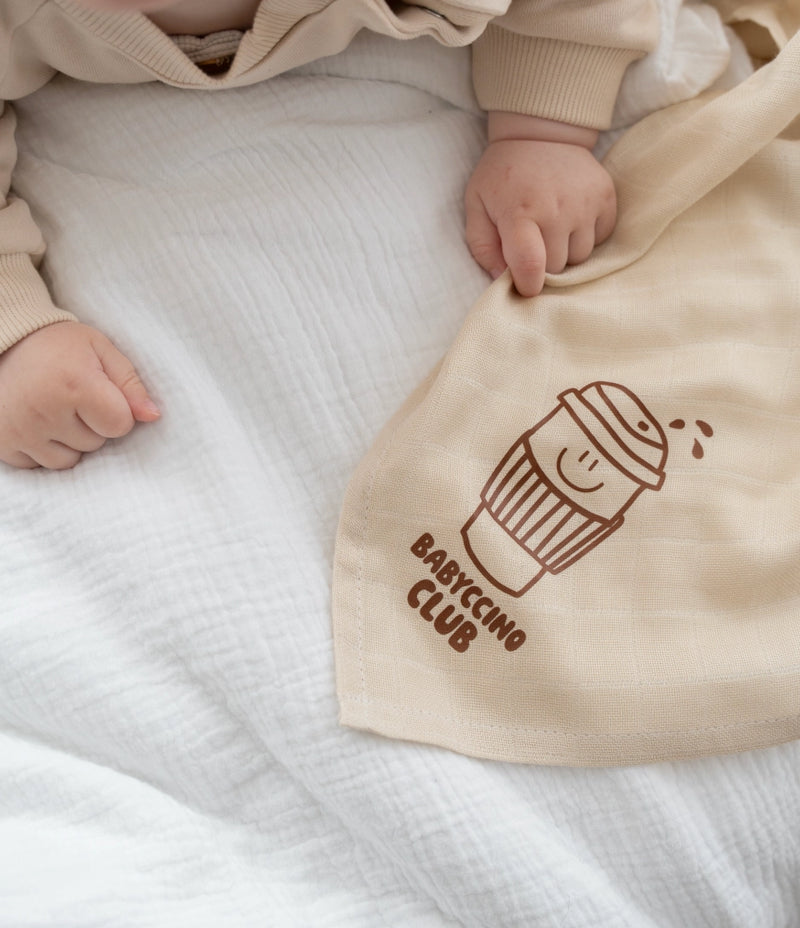Premium-Musselintuch in beige, groß mit Print "Babyccino Club"