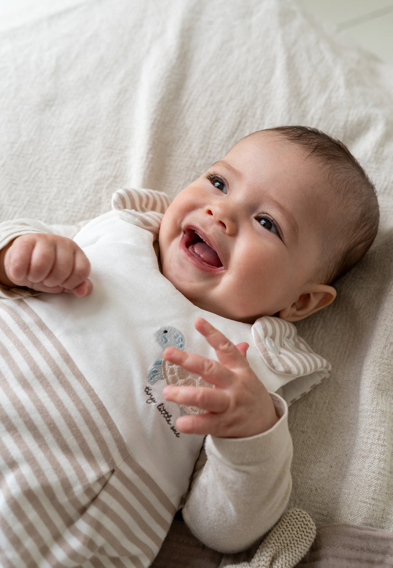 Kuschelweicher Ganzjahres Schlafsack in beige-ecru gestreift.