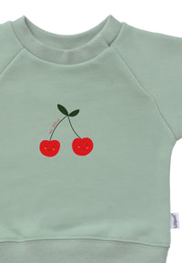 Detailansicht des Sweatshirts in schilf grün mit lustigem Kirschenprint.