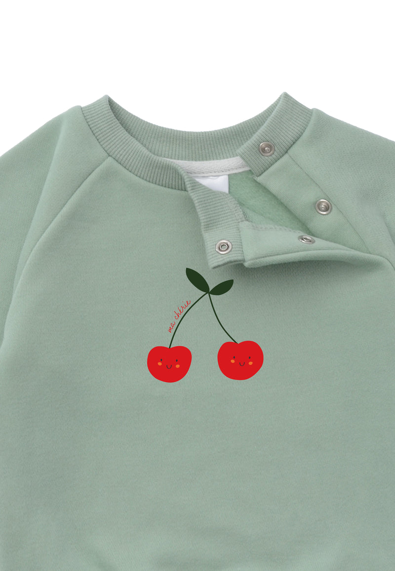 Detailansicht des Sweatshirts in schilf mit Raglanärmeln.