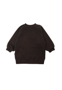 Rückseite des braunen Sweatshirts mit Raglanärmeln.