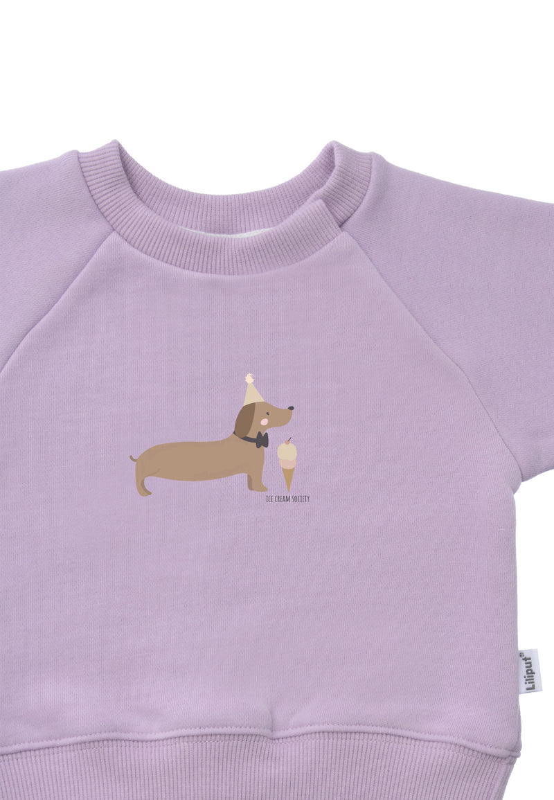 Detailansicht des niedlichen Kindersweatshirts in flieder mit Dackel Aufdruck.