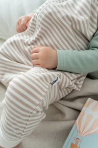 Detailansicht des Schlafsacks in beige-ecru gestreift, ohne Wattierung und mit praktischem Reißverschluss und Füßen.