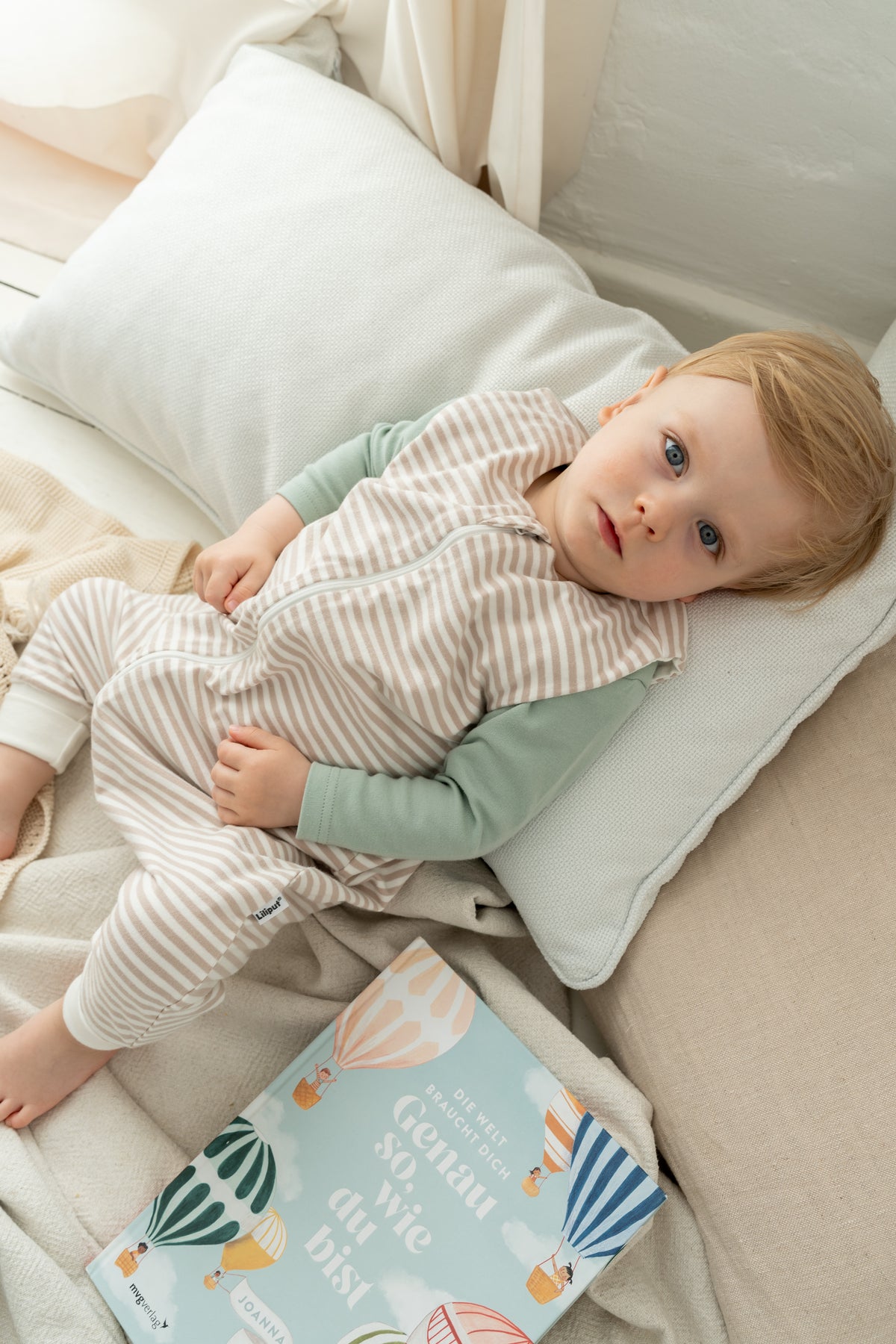 Ansicht des Sommerschlafsacks in beige-ecru gestreift.