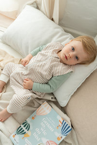 Ansicht des Sommerschlafsacks in beige-ecru gestreift.