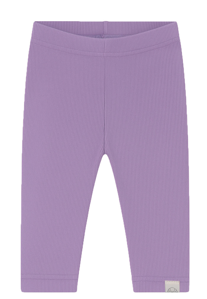 Leggings in lila mit kleinem Croissant Patch am Saum.