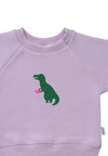 Detailansicht des flieder farbenden Sweatshirts mit lustigem Dino Print auf der Frontseite.