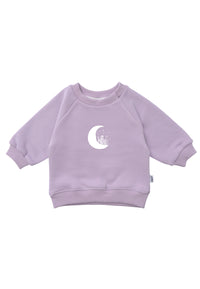 Sweatshirt in flieder mit Mond Aufdruck in weiß auf der Vorderseite.