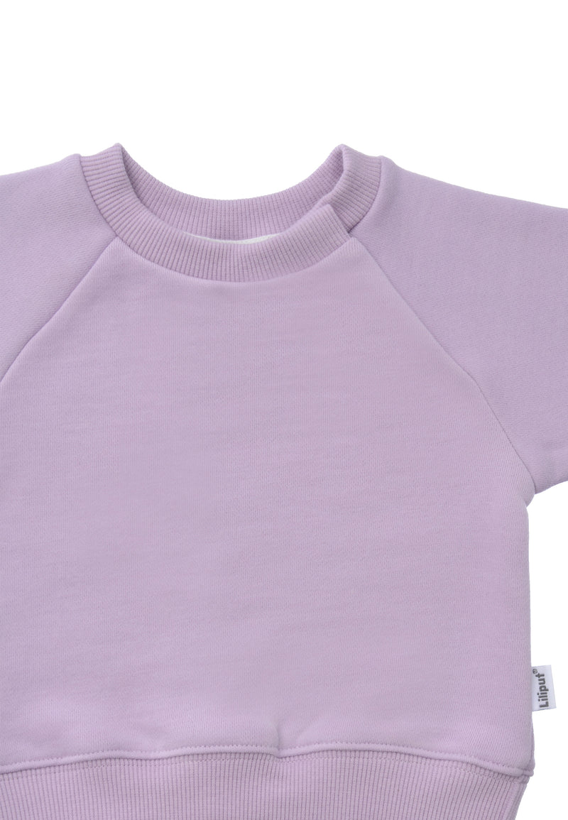 Detailview des niedlichen Pullovers aus Sweatmaterial.