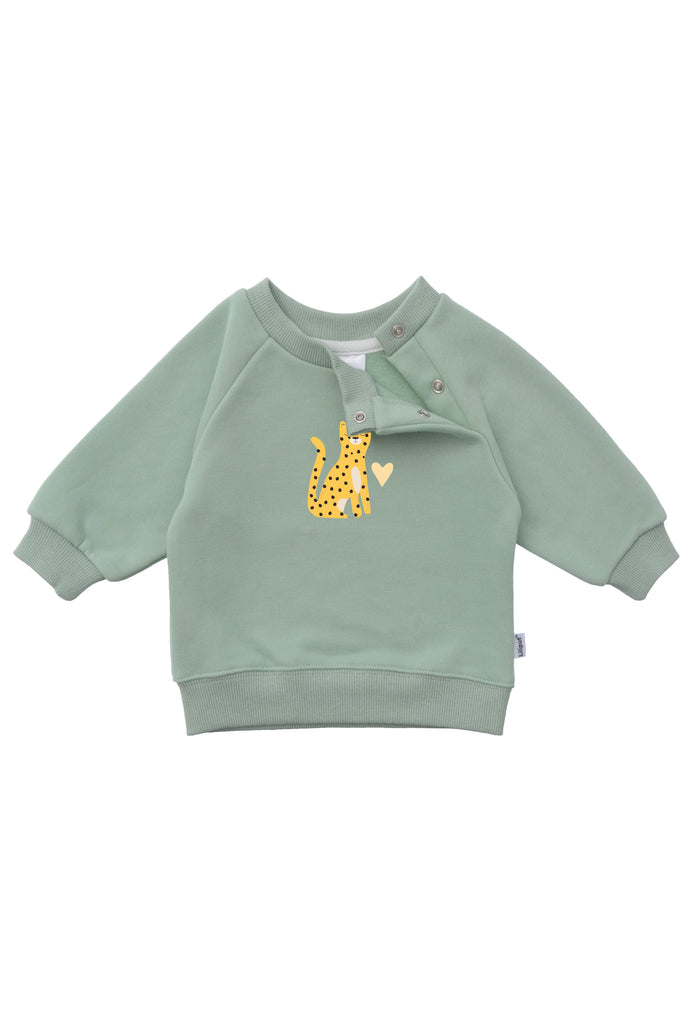 Detailansicht des schilfgrünen Sweatshirts mit praktischen Druckknöpfen.