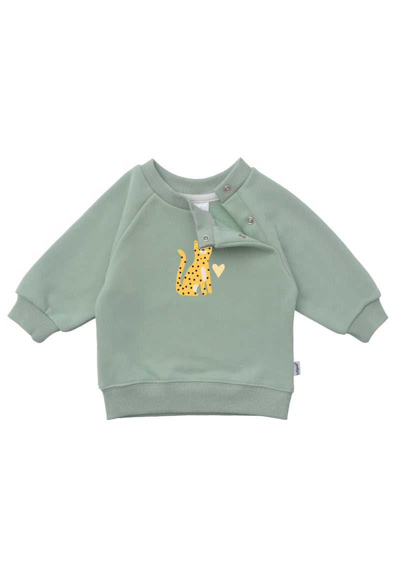 Detailansicht des schilfgrünen Sweatshirts mit praktischen Druckknöpfen.