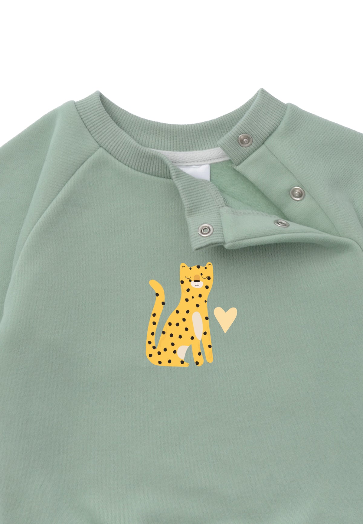 Detailansicht des grünen Sweatshirts mit praktischen Druckknöpfen, die versteckt sind. Für die kleinen Größen 62/68-86/92, für ein leichteres An,- und Ausziehen.