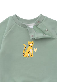 Detailansicht des grünen Sweatshirts mit praktischen Druckknöpfen, die versteckt sind. Für die kleinen Größen 62/68-86/92, für ein leichteres An,- und Ausziehen.