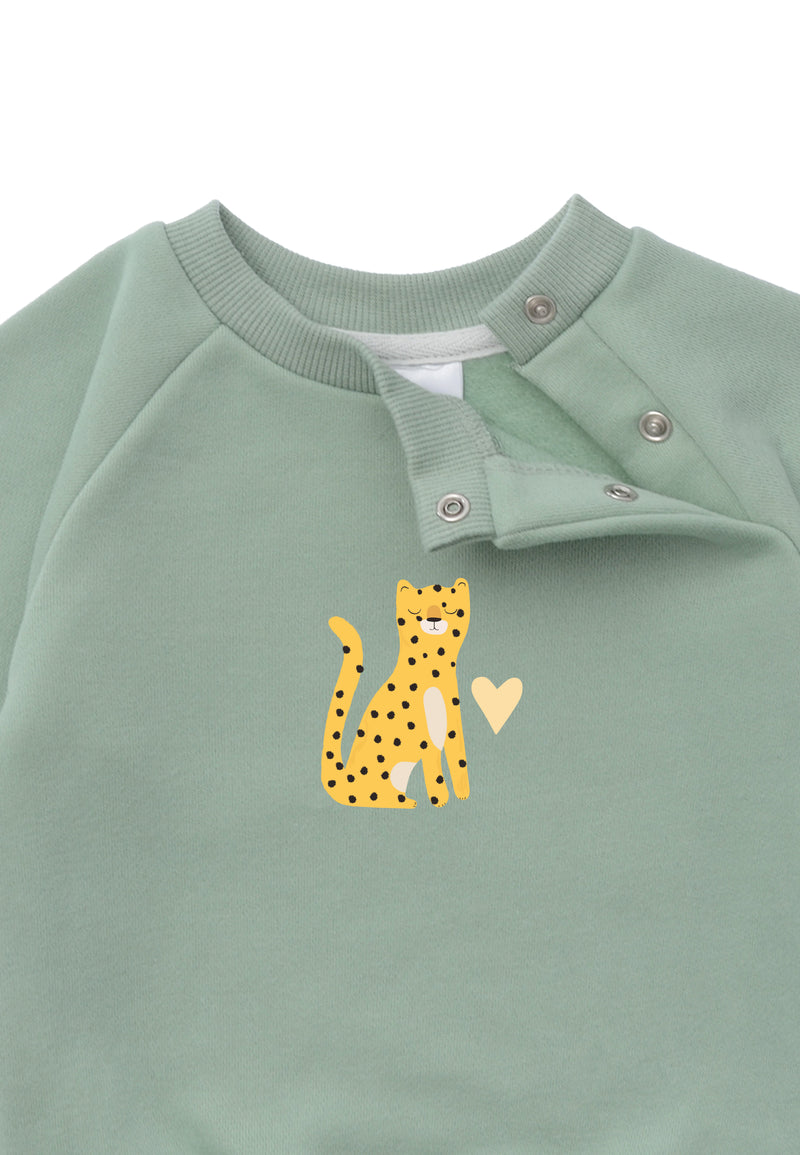 Detailansicht des grünen Sweatshirts mit praktischen Druckknöpfen, die versteckt sind. Für die kleinen Größen 62/68-86/92, für ein leichteres An,- und Ausziehen.