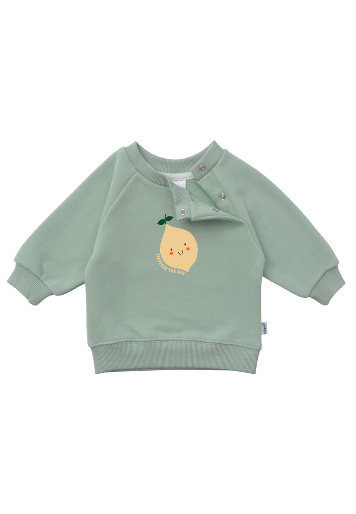 Frontansicht des Sweatshirts in schilf mit Zitronen Aufdruck und praktischen Druckknöpfen am Halsauschnitt, für ein einfaches An.- und Ausziehen bei den Größen 62/68-86/92.
