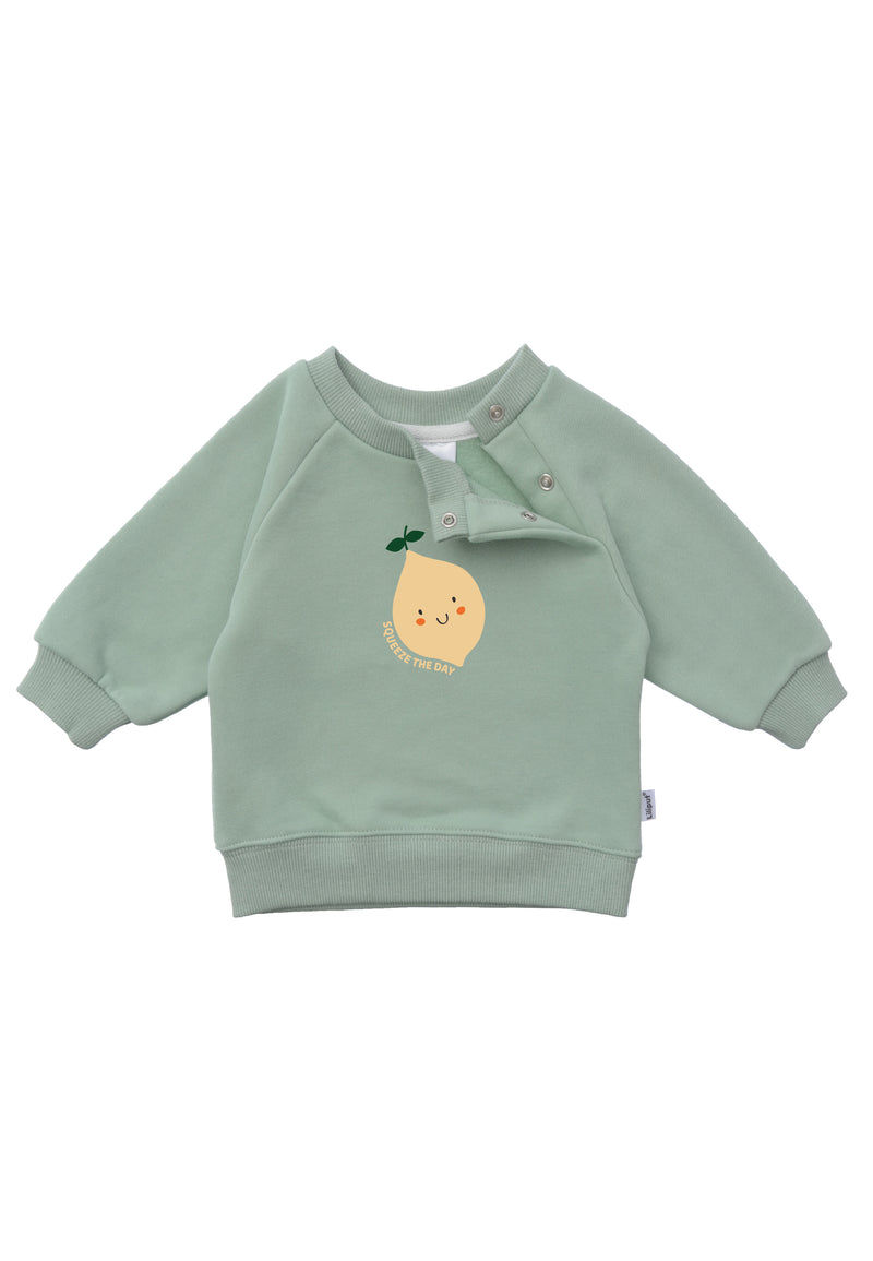 Frontansicht des Sweatshirts in schilf mit Zitronen Aufdruck und praktischen Druckknöpfen am Halsauschnitt, für ein einfaches An.- und Ausziehen bei den Größen 62/68-86/92.