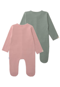 Rückseite der Doppelpack Overalls in schilf und rosè mit kleinem Patch am Ärmel.