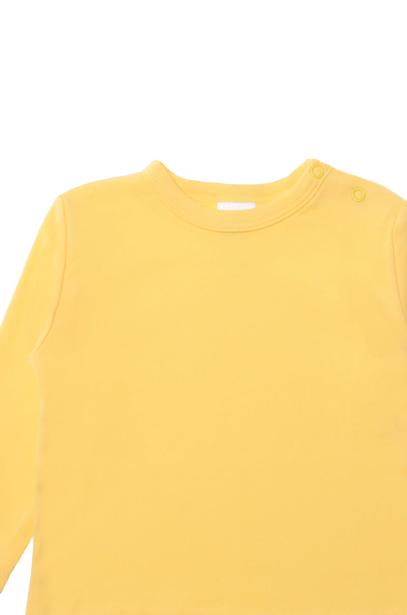 Detailansicht Langarmshirt in gelb mit praktischem Halsausschnitt.