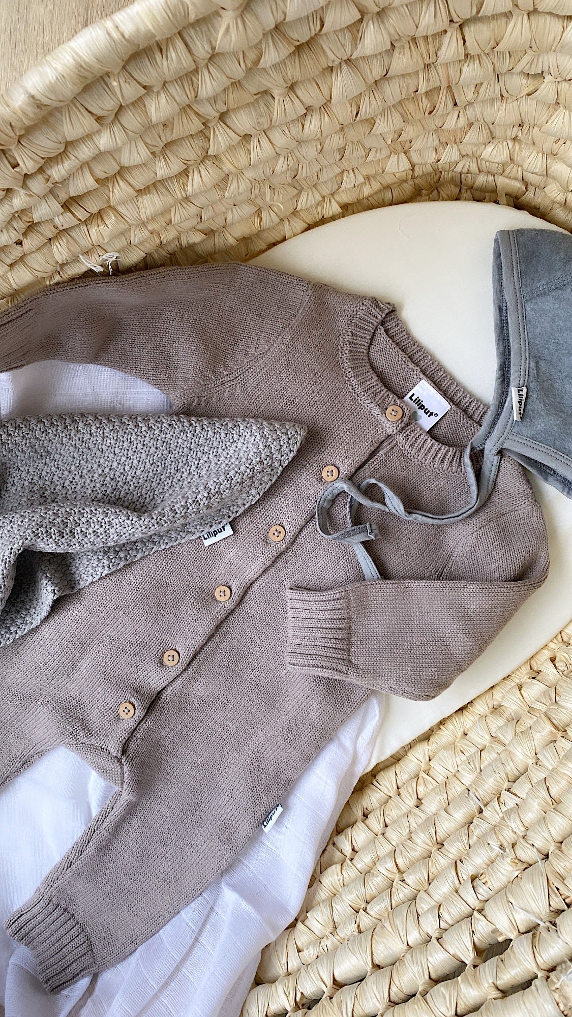 Strickoverall mit Holzknöpfen in taupe