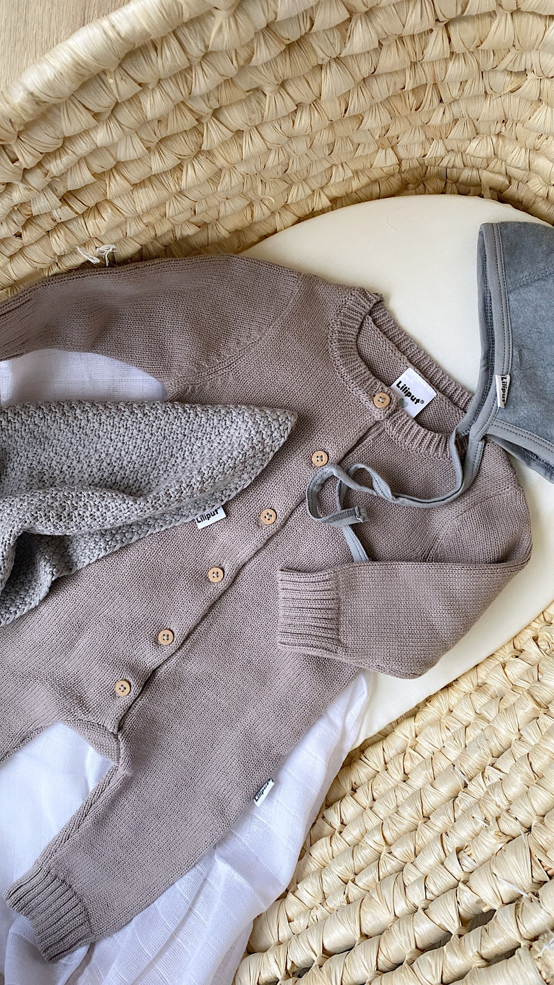 Strickoverall mit Holzknöpfen in taupe