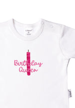 Detailfoto Aufdruck "Birthday Queen" mit Kerze auf weißem Shirt