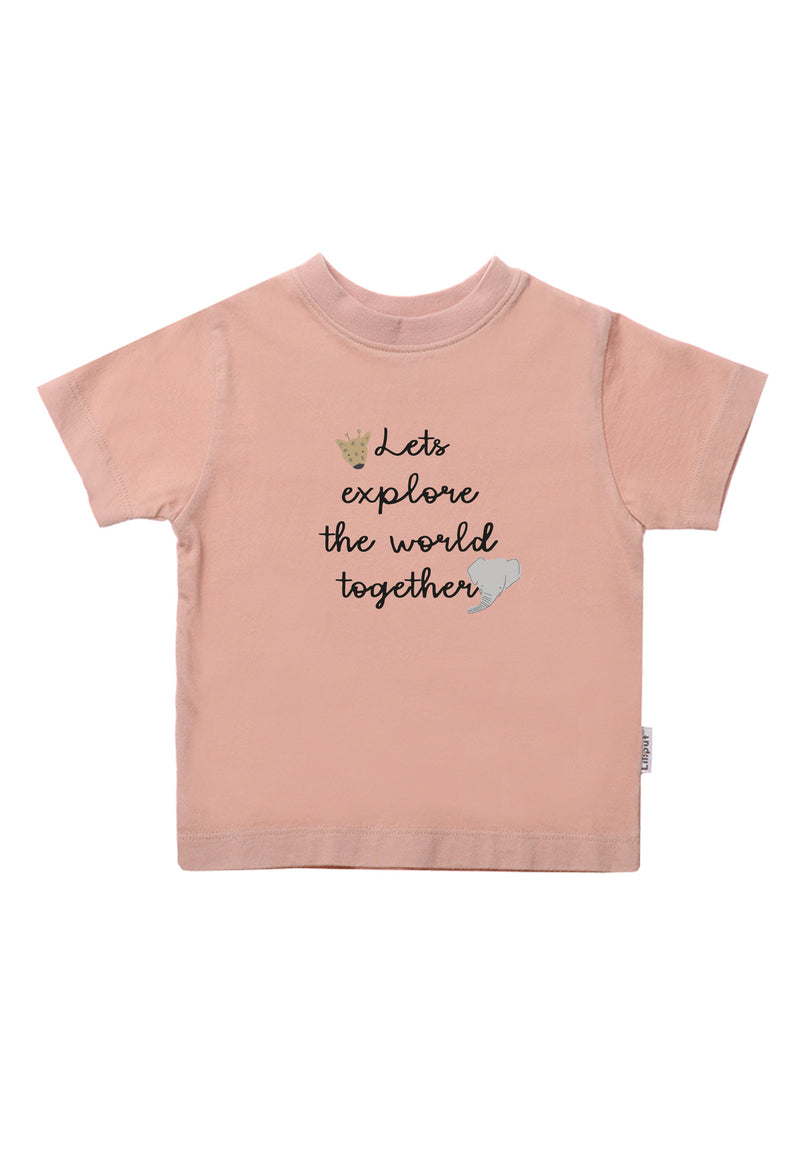 rosè farbendes T-Shirt mit Aufdruck "lets explore the world together"