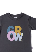 Detailfoto Aufdruck "GROW" auf T-Shirt in anthrazit