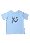 T-Shirt in hellblau aus Bio Baumwolle mit zwei aufgedruckten Walen und kleinem Fisch in dunkelblau