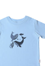 Detailfoto T-Shirt in hellblau mit zwei aufgedruckten Walen