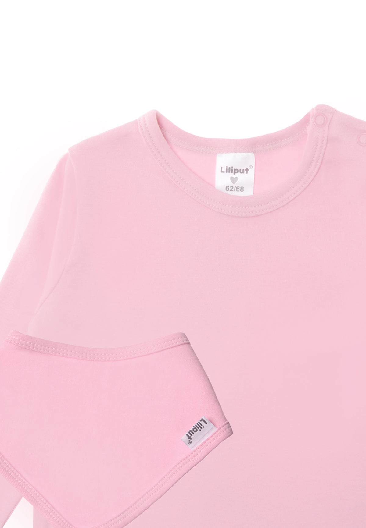 Detailansicht Halstuch in rosa mit Klettverschluss auf der Rückseite und passendem Langarmshirt in gleichem Farbton.