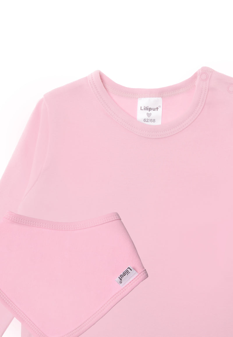Detailansicht Halstuch in rosa mit Klettverschluss auf der Rückseite und passendem Langarmshirt in gleichem Farbton.
