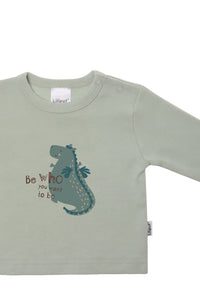 Detailansicht des Drachenprints, platziert in der Mitte des Langarmshirts in schilf.