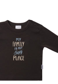 Detailansicht des Langarmshirts in anthrazit mit Wording Print.
