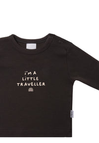 Detailansicht des Langarmshirts in anthrazit mit hellem Wording Print.