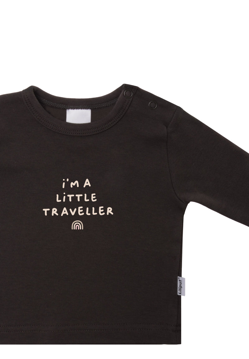 Detailansicht des Langarmshirts in anthrazit mit hellem Wording Print.