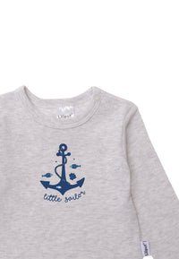 Detailansicht des grauen Langarmshirts mit Ankerprint und Wording "little sailor" in navy.