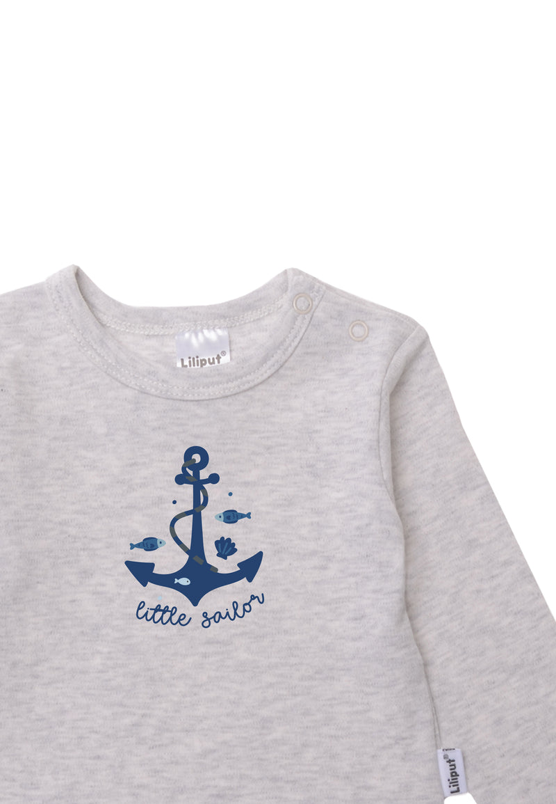 Detailansicht des grauen Langarmshirts mit Ankerprint und Wording "little sailor" in navy.