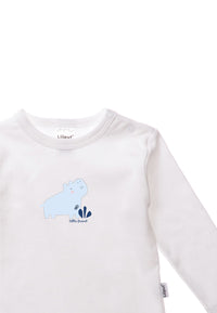 Detailansicht des weißen Shirts mit niedlichem hellblauen Nilpferd Aufdruck.