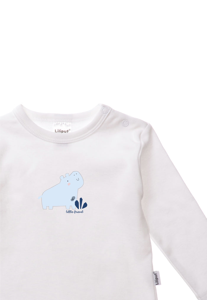 Detailansicht des weißen Shirts mit niedlichem hellblauen Nilpferd Aufdruck.