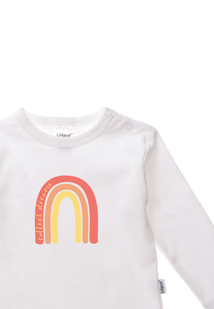 Detailansicht des Langarmshirts in weiß mit "Regenbogenprint".