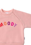 Detailaufnahme "MOODY" Print auf rosanem Sweatshirt mit Raglanärmeln.