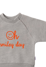 Detailfoto graues Sweatshirt mit Smiley Print.