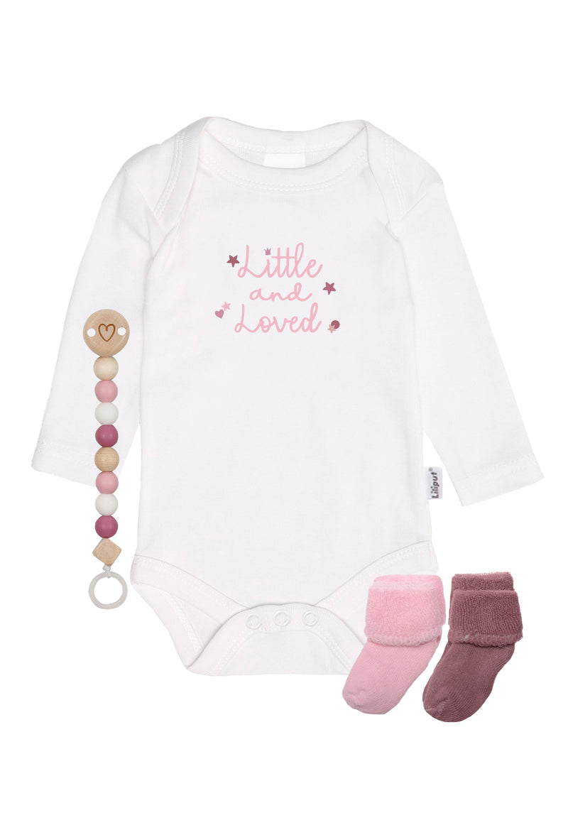 4-teiliges Set aus Langarmbody in weiß mit Print "little and loved", 2 paar Socken in rosa und einer Schnullerkette mit Silikon und Holzelementen in dezenten rosè Tönen.