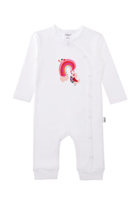 Weißer Overall in Bio Baumwoll Qualität mit schräger Druckknopfleiste und buntem Print auf der Vorderseite.